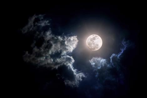 Este Lună plină și toată lumea este afectată! Urmează câteva zile extrem de dificile pentru multe dintre zodii!