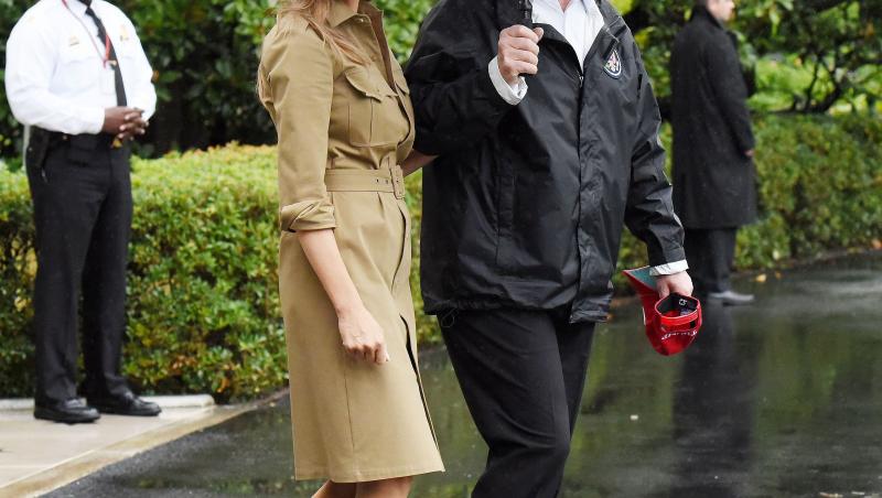 Ținuta Melaniei Trump pentru inundații? Tocuri cui și ochelari de aviator! Însă gestul ei pentru a ajuta victimele uraganului face înconjurul lumii