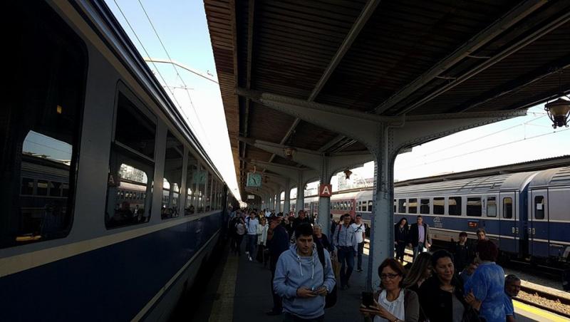 În Gara de Nord, haos! Trenul de la Ploieşti a ajuns după patru ore în Bucureşti, deşi în mod normal, făcea o oră. IMAGINI de la faţa locului