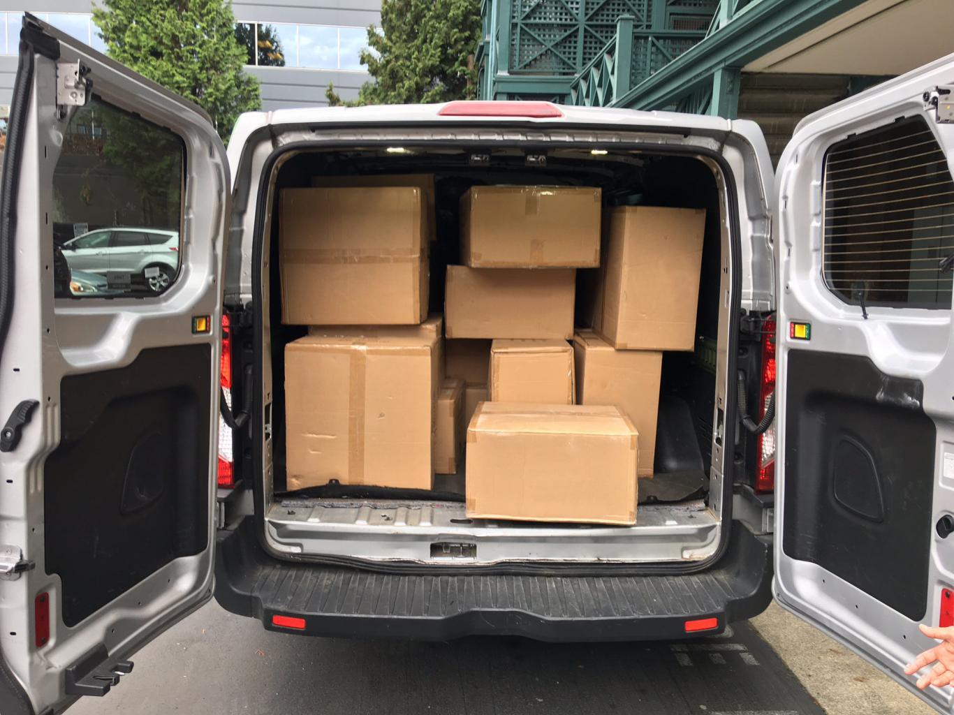 Șofer care transportă pachete celor plecați &icirc;n afară povestește o &icirc;nt&acirc;mplare care l-a marcat: `Mi-a spus că nu mai sunt rom&acirc;ni de cinci ani, că sunt englezi acum!&rdquo;