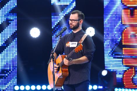 Emoţii mari în prima ediţie X Factor din noul sezon! După aproape doi ani de la tragedia din Colectiv, Radu Mitrea urcă pe scenă cu mâinile arse