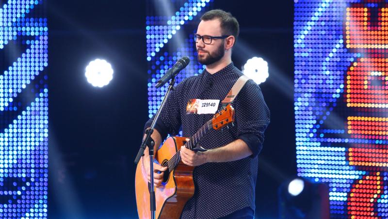 Emoţii mari în prima ediţie X Factor din noul sezon! După aproape doi ani de la tragedia din Colectiv, Radu Mitrea urcă pe scenă cu mâinile arse