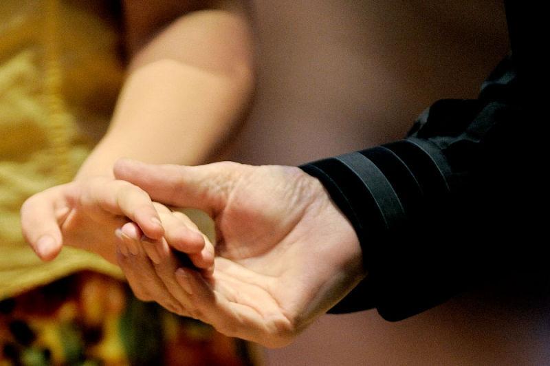 Fata asta se mișcă de zici că e șarpe cu clopoței! Cel mai tare dans al momentului face deja furori &icirc;n toată lumea!