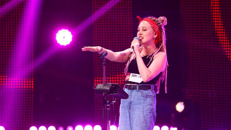 Aşa ceva nu ai mai văzut la X Factor! Irina Grosu sau Ira Graza, un aparat muzical inedit şi un Carla's Dreams pe post de traducător de ocazie: “Mă ridic în picioare, bravo!”