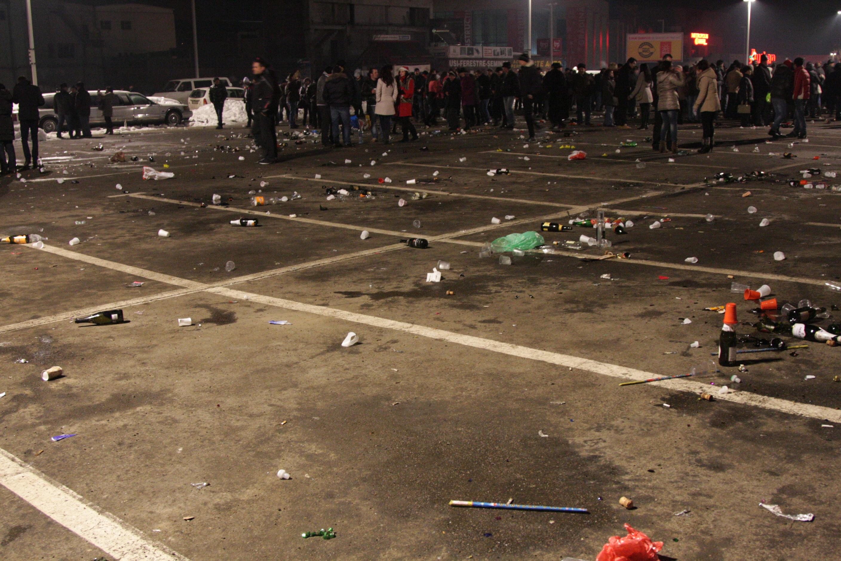 Ce a rămas &icirc;n centrul Capitalei după petrecerea de Revelion: "Nu ne va fi uşor să măturăm mucurile de ţigări, să ştergem guma de mestecat care ni s-a lipit de haine, de piele, de creier"