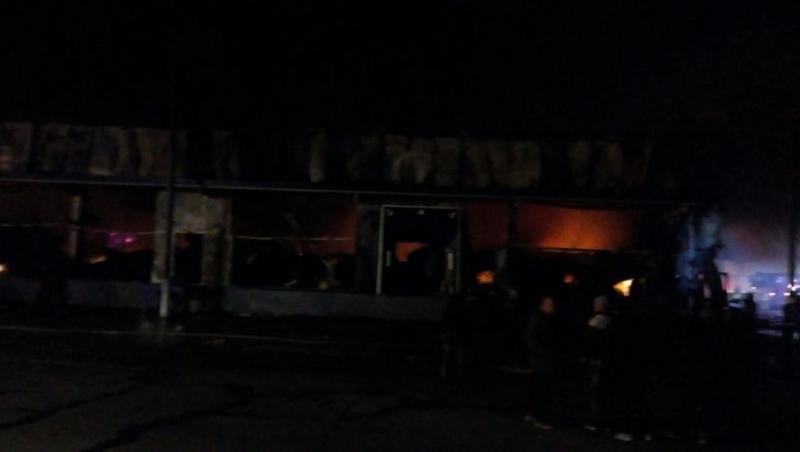Incendiu de proporţii la o fabrică de conserve din Topoloveni! Un pompier a fost rănit