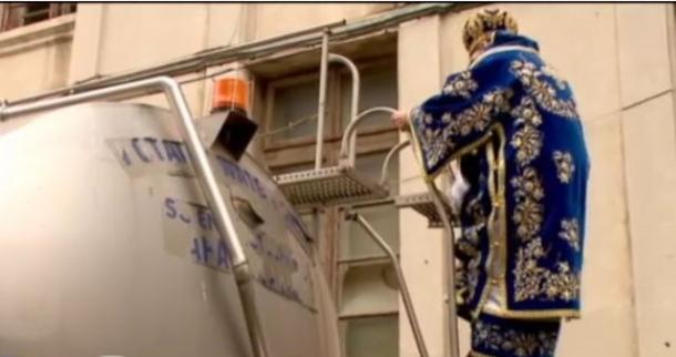 Locatarii din Prahova au, &icirc;n continuare, aghiasmă "pe țeavă"! Preotul devenit celebru pe net: "Credincioșii vor bea apă sfinţită direct de la robinet p&acirc;nă pe 14 ianuarie!"