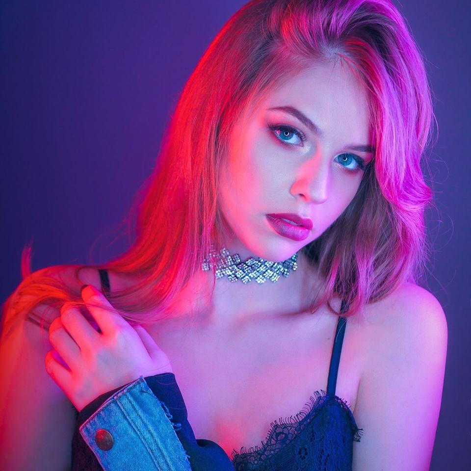 Are chip de păpușă Barbie și talent ca Britney Spears! Cu toate astea, frumoasa Denisa Moga  c&acirc;ntă despre singurătate! &rdquo;Singuri&rdquo;, un nou hit?