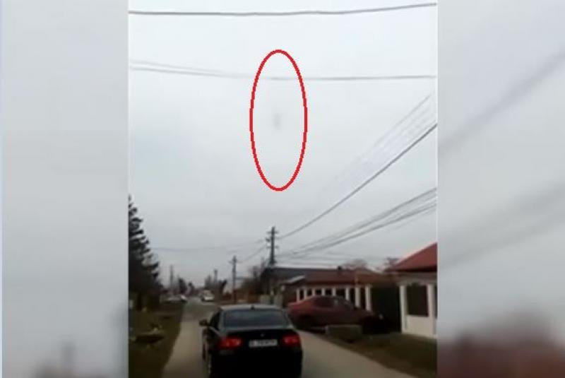 Imagini șocante! Localnicii s-au &icirc;ngrozit: cadavrul unui pui de c&acirc;ine, at&acirc;rnat de cablurile de telefonie: Filmarea a făcut &icirc;nconjurul internetului