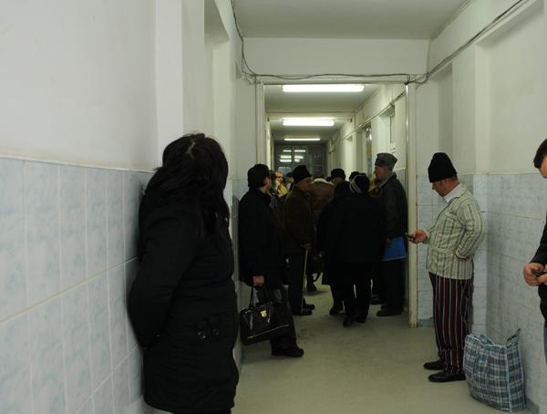 Fără cuvinte! Scrisoarea unui pensionar bolnav. Medicii, o gloată de neprofesioniști, avizi după bani: "Ce contează pentru ei un moșneag operat pe cord? Să aștepte! Un copil cu febră 40! Așa, și?"