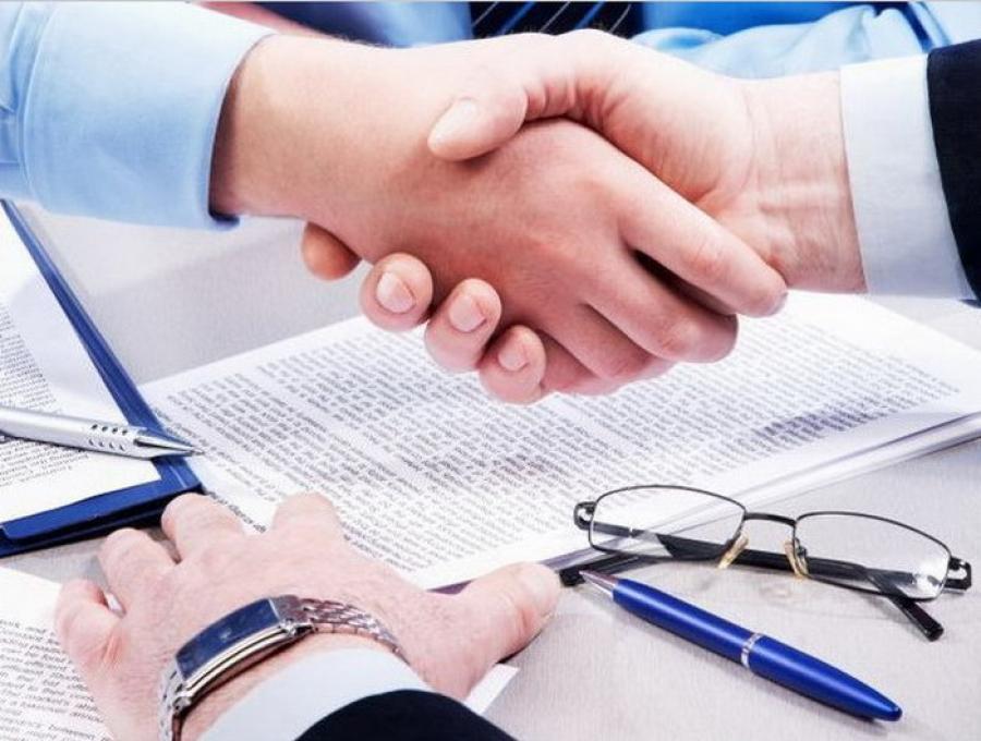 Tinerii se vor putea angaja, pentru doi ani, &icirc;n instituţiile publice locale. Ce condiții trebuie să &icirc;ndeplinești