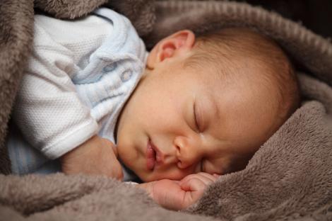 De ce mor bebelușii în somn. Sfaturi importante care i-ar putea salva viața copilului tău: "Părinţii nu ar trebui să culce copilul pe canapea"