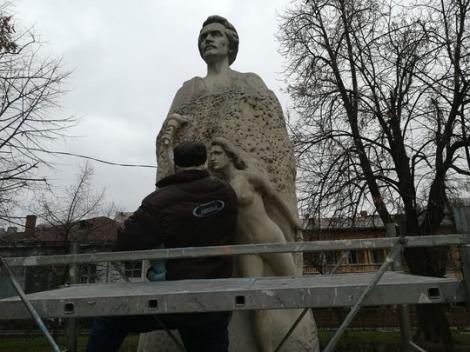 Revoltător. Ce s-a întâmplat cu cea mai veche statuie a lui Eminescu în această dimineață: „Am crezut că e O GLUMĂ PROASTĂ”