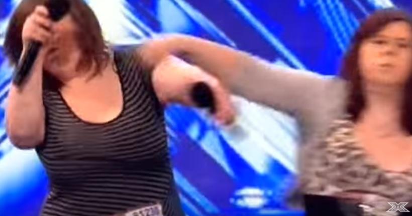 VIDEO. Bătaie pe scenă la preselecțiile X Factor. Au venit prietene și au plecat cu mare scandal!