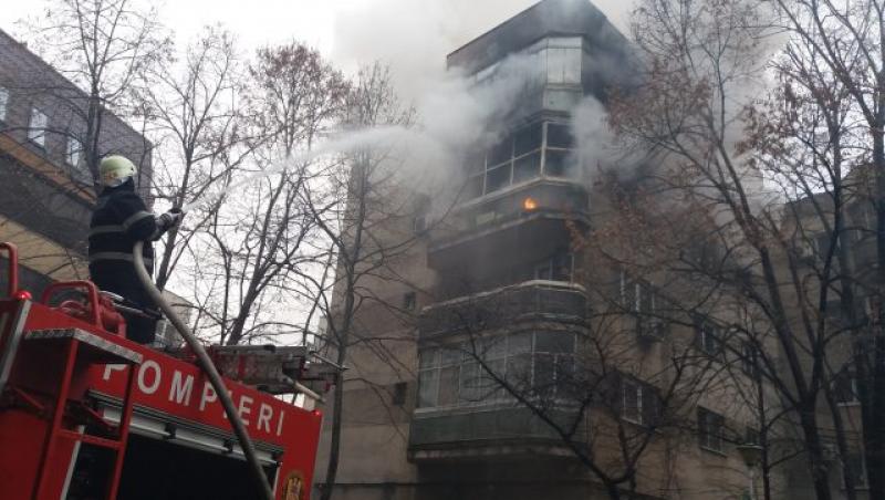 Incendiu puternic într-un bloc din Bucureşti! Persoanele sunt evacuate de urgență!