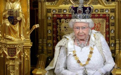 Regina Elisabeta a Marii Britanii, clipe de coșmar în ziua încoronării. Abia acum a decis să spună totul: "Dacă aş fi aplecat capul, mi s-ar fi rupt gâtul"