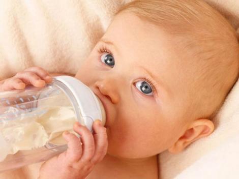 Pericol uriaș pentru copii! Zeci de supermarketuri și farmacii au continuat să vândă lapte contaminat cu salmonella!