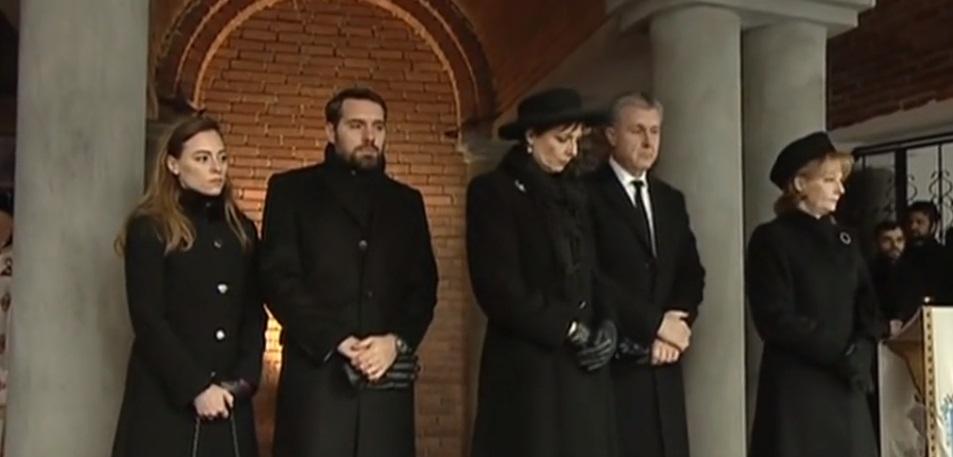 Primele imagini de la parastasul Regelui Mihai! Sute de rom&acirc;ni au venit la Curtea de Argeș pentru un ultim omagiu