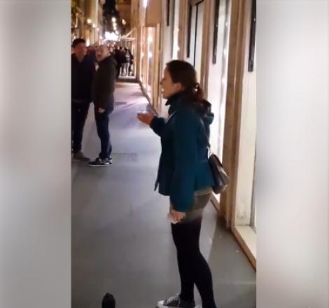 O tânără s-a oprit pe o stradă din Roma și a început să cânte! Trecătorii au stat șocați s-o asculte!
