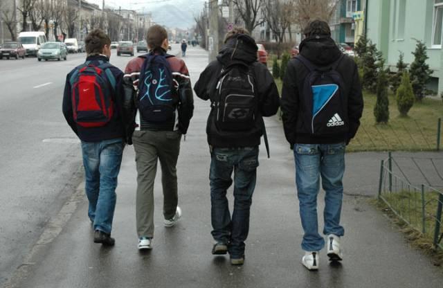 Școala &icirc;ncepe astăzi cu scandal! Elevii și profesorii, nemulțumiți de noul regulament! Ce prevede acesta