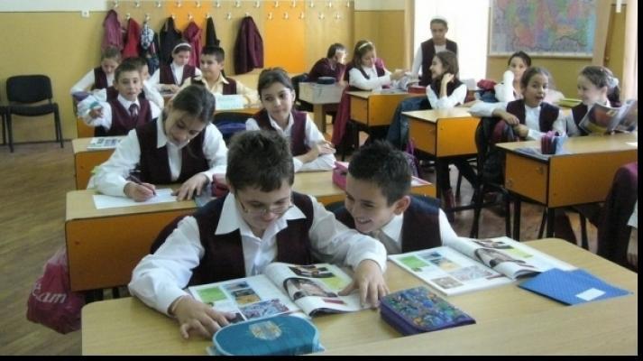 Elevii şi preşcolarii se &icirc;ntorc la şcoală, după o vacanţă de trei săptăm&acirc;ni. Noutăţi şi schimbări &icirc;n calendarul şcolar. C&acirc;nd va fi următoarea vacanţă