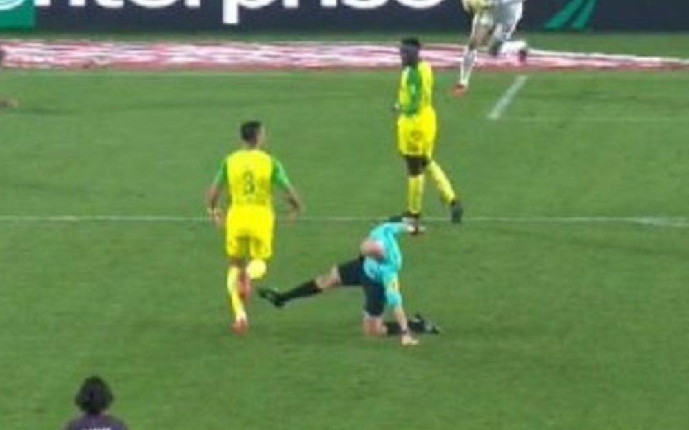 VIDEO: Scene halucinante &icirc;n Franța! Sub ochii lui Tătărușanu, un arbitru a lovit un jucător &icirc;n meciul Nantes - PSG