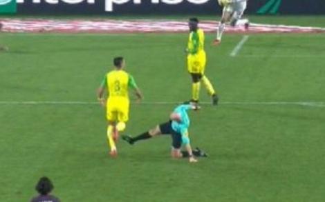VIDEO: Scene halucinante în Franța! Sub ochii lui Tătărușanu, un arbitru a lovit un jucător în meciul Nantes - PSG