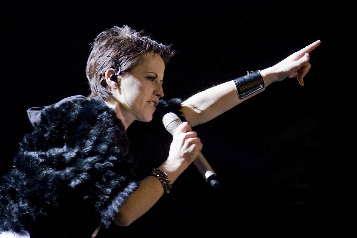 Șoc &icirc;n peisajul muzicii internaționale! Solista trupei The Cranberries a murit la doar 46 de ani. Toată lumea e devastată: "S-a prăbușit &icirc;n studio!"