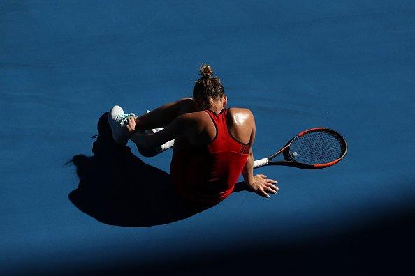 Halep &icirc;ncheie cu emoții și &icirc;n suferință primul meci de la Australian Open: victorie cu Aiava, scor 7-6, 6-1, dar o accidentare ur&acirc;tă