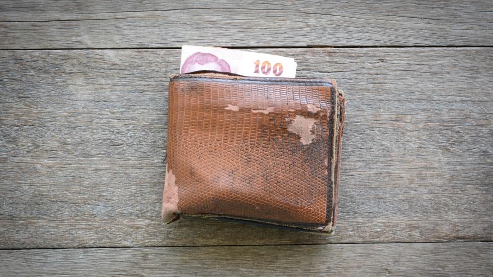 O rom&acirc;ncă a găsit pe stradă peste 20.000 de lei. Continuarea i-a uimit p&acirc;nă și pe oamenii legii!