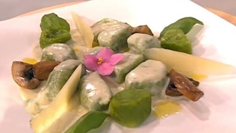 Rețetă savuroasă de gnocchi din spanac cu sos alb și ciuperci, pe care ar trebui măcar odată s-o încerci!