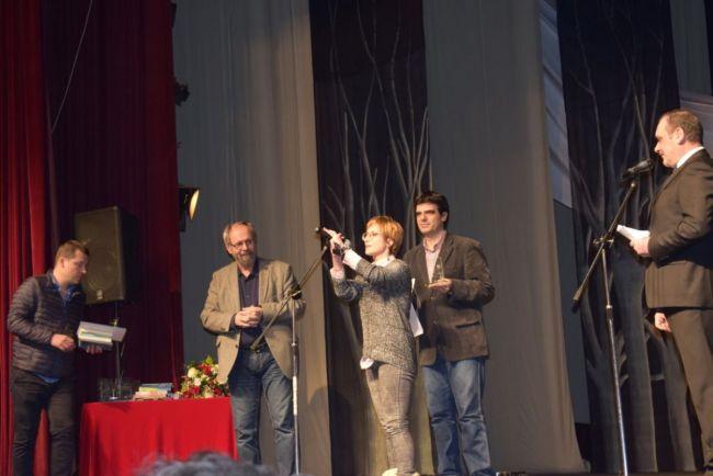 Cum ne batem noi joc de Eminescu, nu-și bate nimeni. Poetă premiată, recit&acirc;nd de ziua Culturii Naționale: &rdquo;f..te&rdquo;, &rdquo;viol&rdquo;, &rdquo;excite&rdquo;, &rdquo;hărțuire&rdquo;, &rdquo;penis&rdquo;...