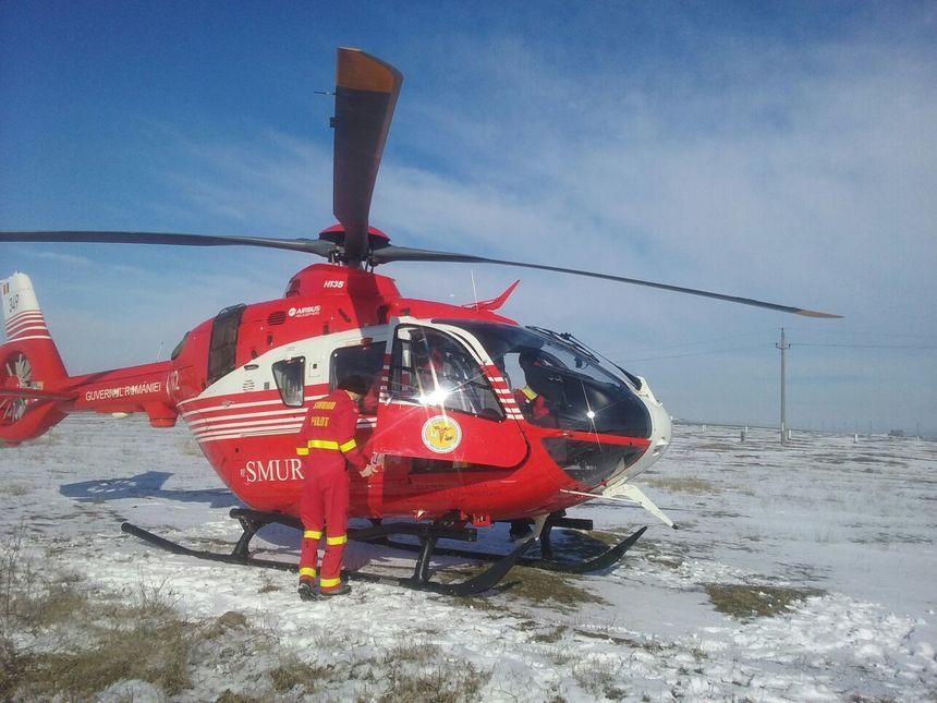 Miracol?  O rom&acirc;ncă a născut &icirc;n timp ce se afla la toaleta din curtea casei, scăp&acirc;nd nou-născutul &icirc;n hazna. Micuţul a fost scos şi e &icirc;n viaţă!