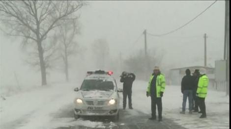 Vremea rea aduce primele probleme! Ninsori abundente şi circulaţie în condiţii de iarnă: Au fost suplimentate echipajele de poliţie