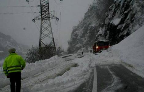 VIDEO! Infernul alb: Mașini blocate pe Valea Oltului din cauza drumului acoperit cu un strat de zăpadă, sub care s-a format polei