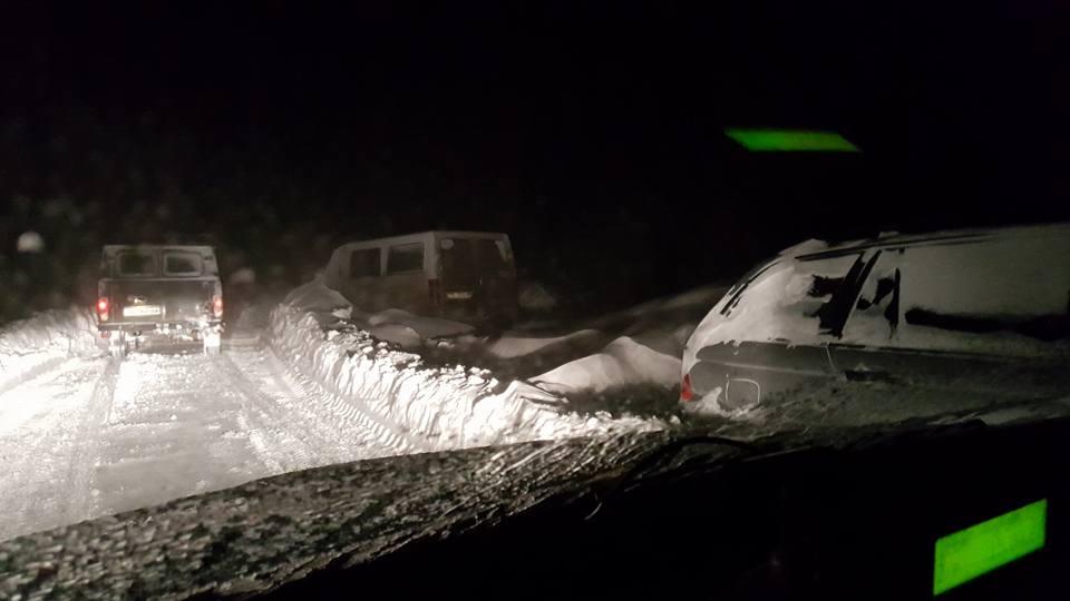 Ninge abundent şi se circulă &icirc;n condiții de iarnă. Mai multe drumuri &icirc;nchise, la această oră, din cauza zăpezii