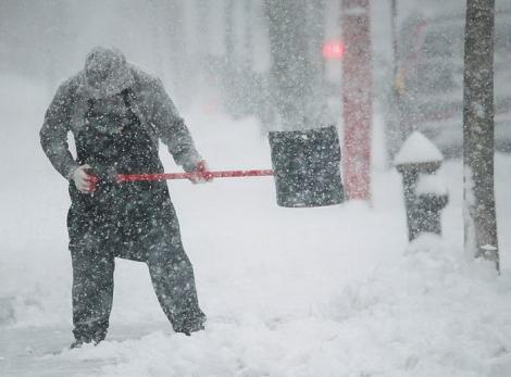 România, sub NĂMEŢI! Jumătate din ţară este afectată de CODUL PORTOCALIU de ninsori şi viscol. Mai multe drumuri sunt închise!