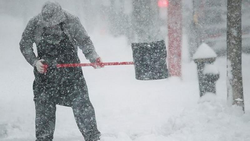 România, sub NĂMEŢI! Jumătate din ţară este afectată de CODUL PORTOCALIU de ninsori şi viscol. Mai multe drumuri sunt închise!