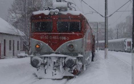 Circulația trenurilor în condiţii de iarnă, trenuri întârziate, haos în gări, dar fără magistrale feroviare închise! Iarna a pus stăpânire pe România!