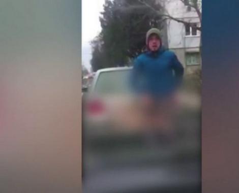 Un șofer și-a dat pantalonii jos pe șosea. Imaginile cu bărbatul din Bacău au devenit virale!