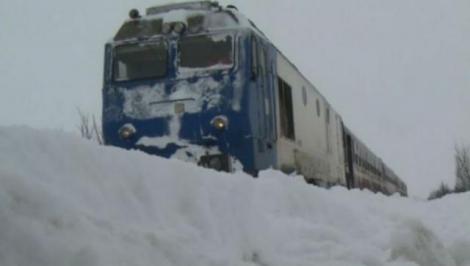 Iarna paralizează drumul spre Valea Prahovei! Vremea rea a blocat mai multe trenuri în gara Bușteni: Circulaţia feroviară este oprită!