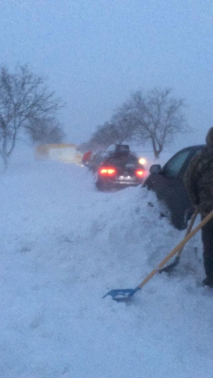 VIDEO! Alertă &icirc;n Tulcea! Zeci de oameni au rămas blocați &icirc;n nămeți: Mai multe mașini au căzut pradă infernului alb