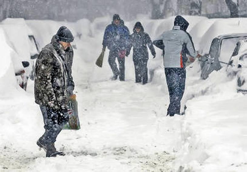 Rom&acirc;nia, sub NĂMEŢI, IARNA a pus stăp&acirc;nire pe Rom&acirc;nia! Cod galben de v&acirc;nt puternic şi ninsori &icirc;n 12 judeţe!