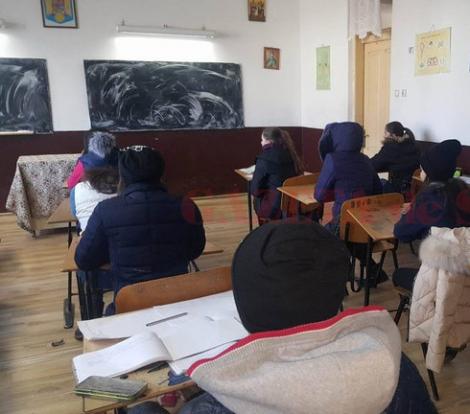 Imagine dintr-o școală românească, în 2018! Sute de copii din județul Brașov învață în frig. Profesorii s-au revoltat