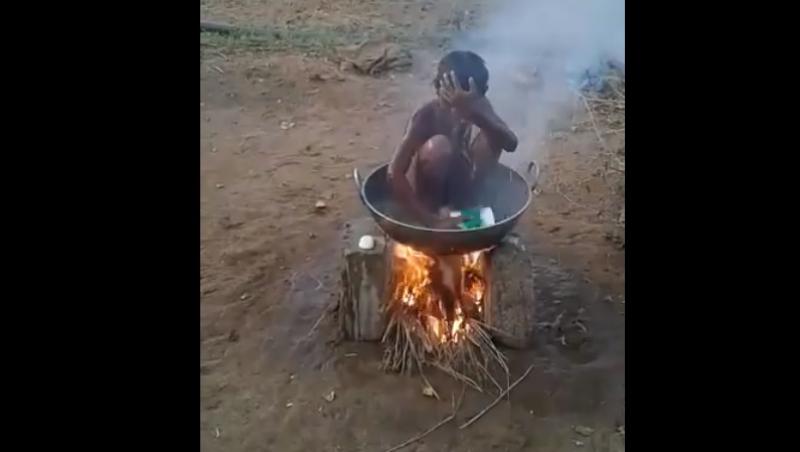 Imagini ȘOCANTE! Un băiețel se spală într-o oală pusă pe foc (VIDEO)
