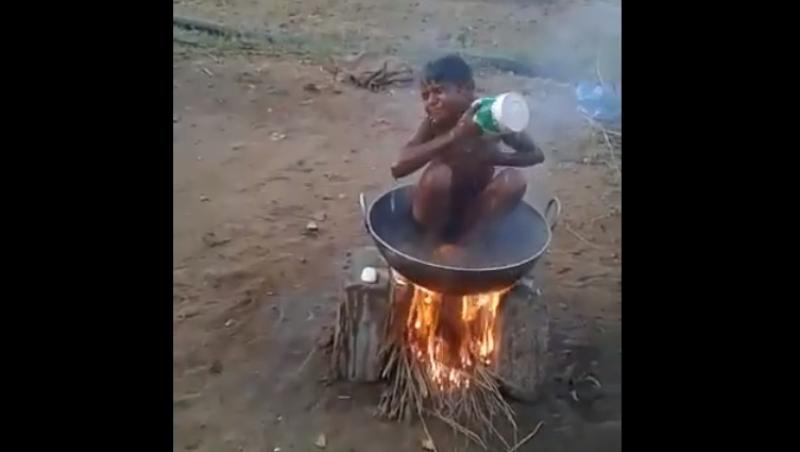 Imagini ȘOCANTE! Un băiețel se spală într-o oală pusă pe foc (VIDEO)