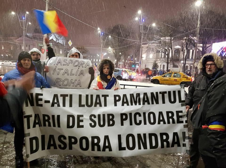PROTESTELE DE LA 20 IANUARIE. Rom&acirc;nii plecați la muncă peste hotare s-au &icirc;ntors de urgență &icirc;n țară! Protestează alături de ceilalți peste 30.000 de manifestanți: "Ne-ați luat păm&acirc;ntul țării de sub picioare!"