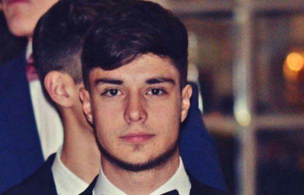 Părinții lui Alex Hogea, t&acirc;nărul mort &icirc;n Colectiv, &icirc;n stradă, alături de protestatari: "Pentru ca ţara asta să nu se mai mulţumească să-şi numere copii ucişi de corupţie"