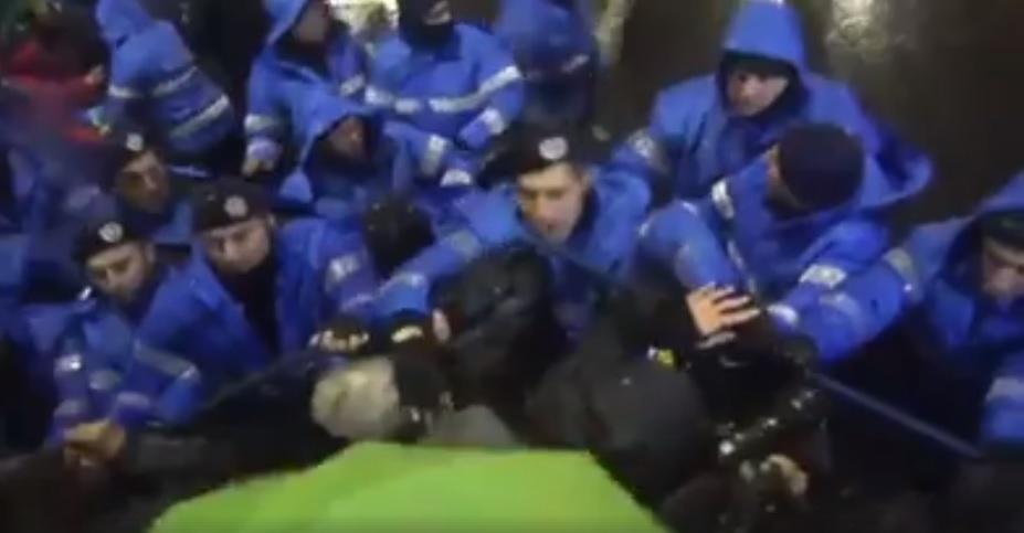 PROTESTELE DE LA 20 IANUARIE. Cum justifică Jandermeria Rom&acirc;nă gestul violent al jandarmului care lovește cu putere manifestanții: "Și-a pierdut calmul!"