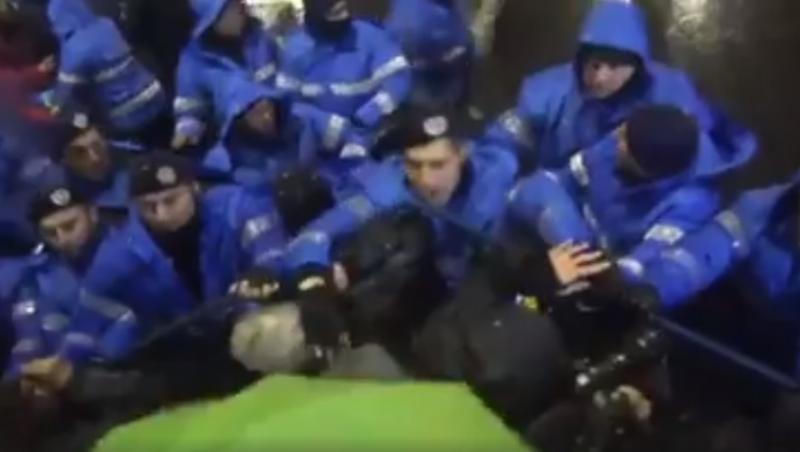 Cine este jandarmul filmat în timp ce lovea protestatarii. Primele imagini cu bărbatul! Marian Godină: 